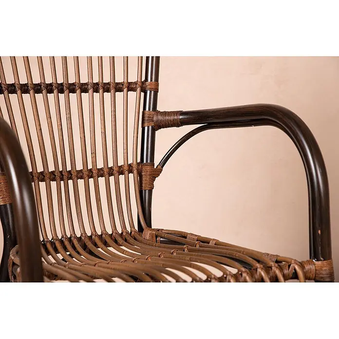 Ebuy24 Gartenstuhl Galera - Aluminum, Rattan, Braun, B x T x H: 55 x 63 x 90 cm - Detail eines dunkelbraunen Rattan-Sessels mit geflochtener Rückenlehne und Armlehne.