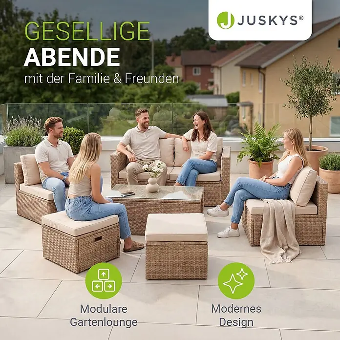 Juskys Loungemöbel-Set Salou - 6 -tlg., Möbel: Polyrattan, Stahl (pulverbeschichtet); Tischplatte: Gehärtetes Glas; Bezug: 100% Polyestergewebe 180 g/m², Farbe Möbel: CremeFarbe Polster: SandMax. Belastbarkeit: Bank 320 kg; Sessel/Hocker je 160 kg; Tisch 75 kg, Beige - Eine modulare, hellbraune Gartenlounge in Rattan-Optik mit beigefarbenen Kissen auf einer Terrasse, von fünf Personen genutzt.