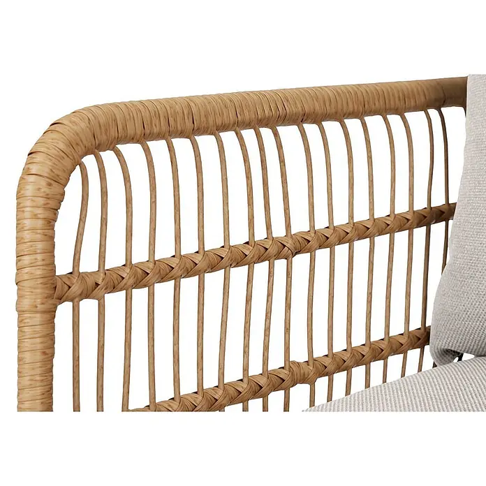Ebuy24 Gartensessel Nina 2er-Set - 2 Stk., Metall, Polyrattan, Polyester, Beige, B x T x H: 68 x 72 x 65 cm - Nahaufnahme einer Stuhllehne aus naturfarbenem Flechtrattan mit vertikalen Streben und horizontaler Webung. Ein hellgraues Kissen ist sichtbar.