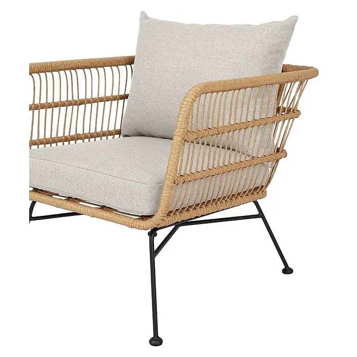 Ebuy24 Gartensessel Nina 2er-Set - 2 Stk., Metall, Polyrattan, Polyester, Beige, B x T x H: 68 x 72 x 65 cm - Geflochtener Rattan-Sessel mit hellgrauen Polstern und schwarzen Metallbeinen.