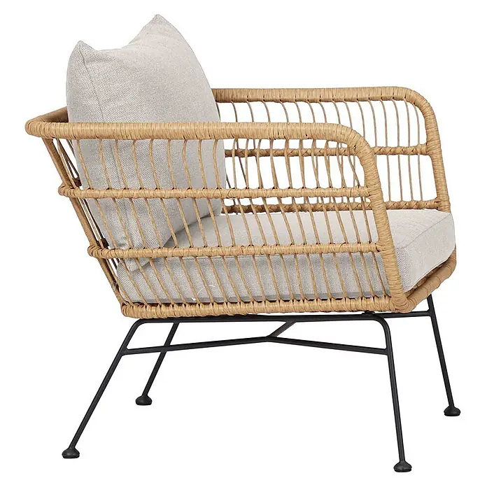 Ebuy24 Gartensessel Nina 2er-Set - 2 Stk., Metall, Polyrattan, Polyester, Beige, B x T x H: 68 x 72 x 65 cm - Natürlicher Rattansessel mit hellgrauen Kissen und schwarzen Metallbeinen.