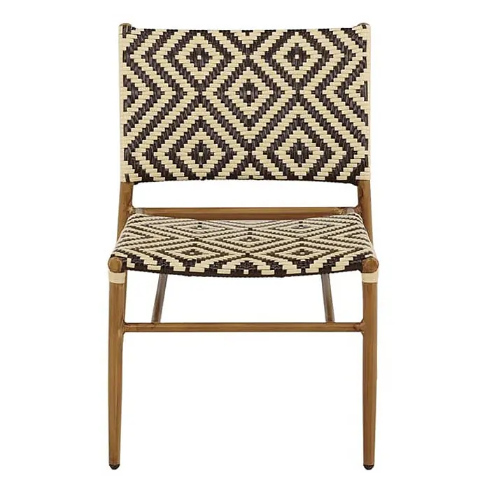 Ebuy24 Gartensessel Calapan - 1 Stk., Aluminum, Rattan, Korbmöbel, Braun, B x T x H: 57 x 69 x 77 cm - Geflochtener Stuhl mit dunkelbraunem und hellem Rautenmuster auf Rückenlehne und Sitzfläche, mit hellem Holzrahmen.