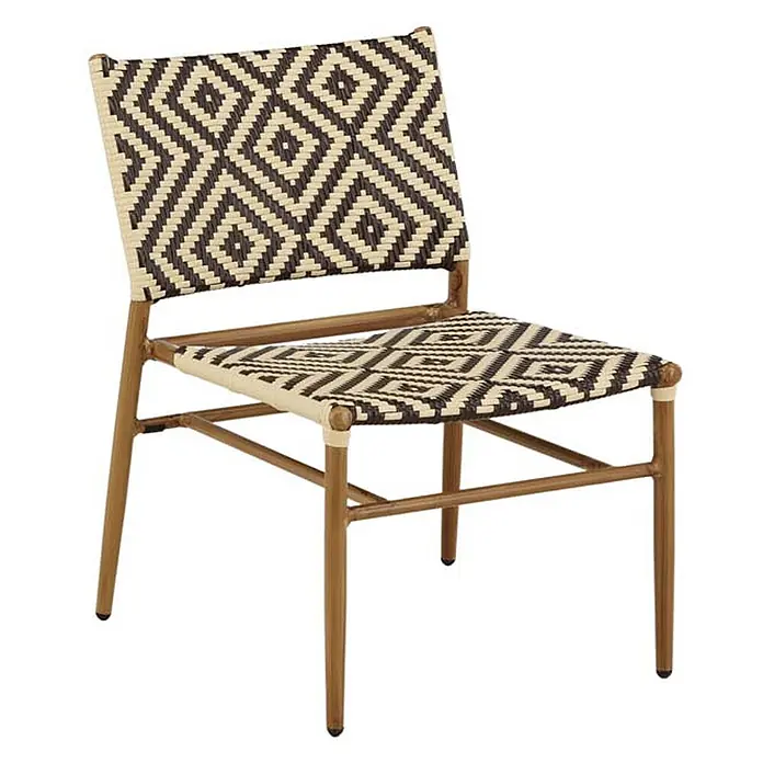 Ebuy24 Gartensessel Calapan - 1 Stk., Aluminum, Rattan, Korbmöbel, Braun, B x T x H: 57 x 69 x 77 cm - Stuhl mit geometrischem dunkelbraun-cremefarbenem Webmuster auf Rückenlehne und Sitzfläche, heller Holzrahmen.