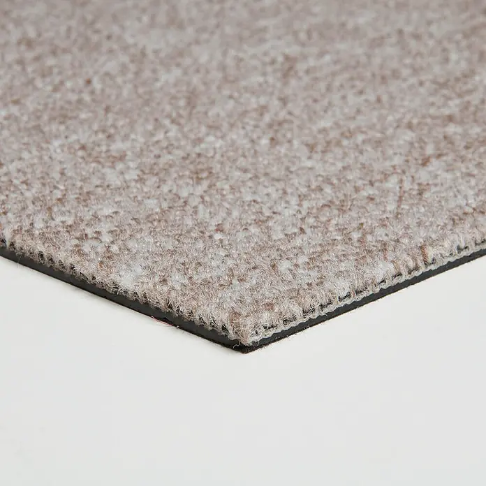 Bricoflor Teppichfliese - Breite: 50 cm, Schlinge, Polypropylen, beige - Nahaufnahme eines braun-beigen melierten Teppichmusters mit strukturierter Oberfläche und schwarzer Gummirückseite.