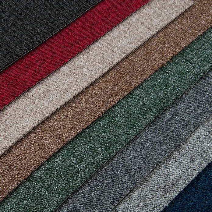 Bricoflor Teppichfliese - Breite: 50 cm, Schlinge, Polypropylen, grau - Diagonale Anordnung mehrerer Teppichmuster in verschiedenen Farben, die Textur und Farbpalette zeigen.