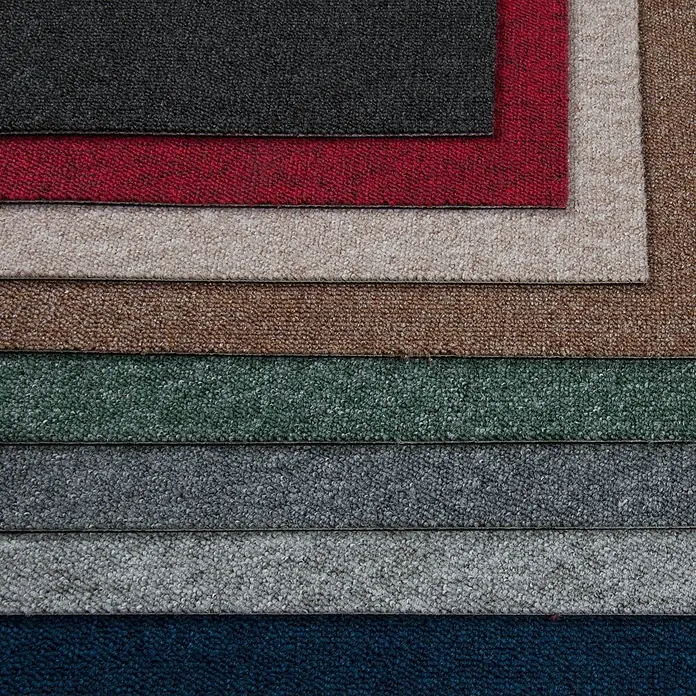 Bricoflor Teppichfliese - Breite: 50 cm, Schlinge, Polypropylen, grau - Ein Stapel rechteckiger Teppichmuster in verschiedenen Farben, darunter Dunkelgrau, Rot, Beige, Braun, Grün, Hellgrau und Dunkelblau, die ihre Schlingenstruktur zeigen.