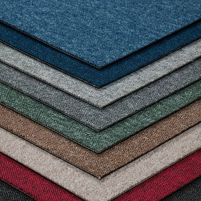 Bricoflor Teppichfliese - Breite: 50 cm, Schlinge, Polypropylen, grau - Gestapelte Stoffmuster in verschiedenen Farben, darunter Blau, Grau, Grün, Braun, Beige und Rot, mit gewebter Textur.