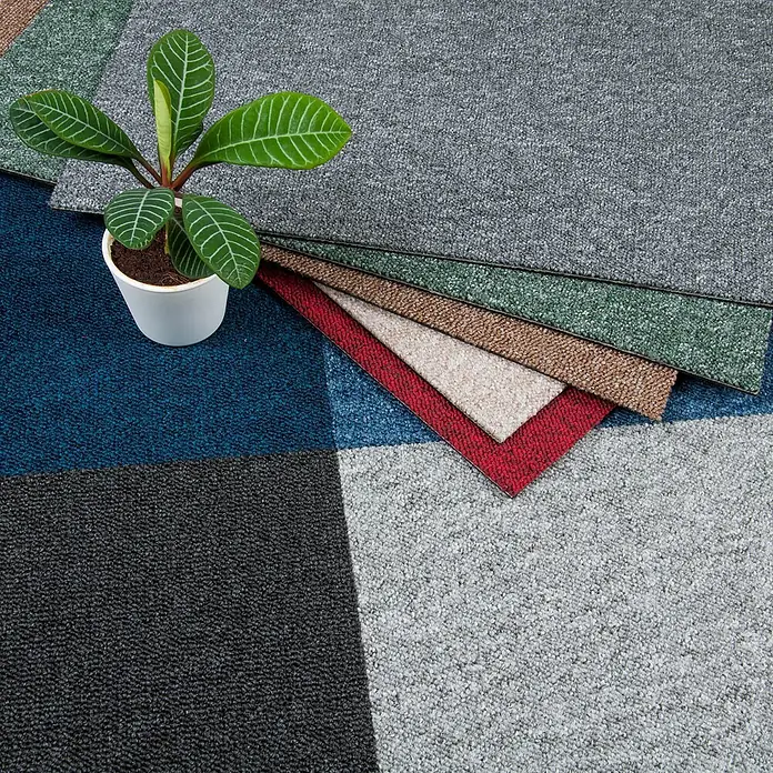 Bricoflor Teppichfliese - Breite: 50 cm, Schlinge, Polypropylen, grau - Auswahl an Teppichfliesenmustern in verschiedenen Farben (Grau, Blau, Schwarz, Rot, Beige, Braun, Grün), mit einer Pflanze zur Größendarstellung.