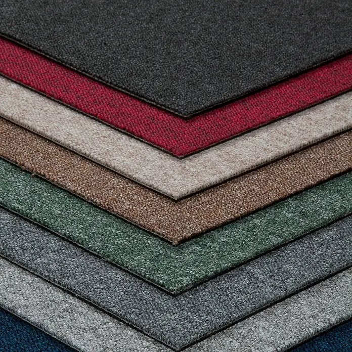 Bricoflor Teppichfliese - Breite: 50 cm, Schlinge, Polypropylen, grau - Gestapelte Teppichmuster in verschiedenen Farben: Dunkelgrau, Rot, Beige, Braun, Grün, Hellgrau, Blau in Chevron-Muster.
