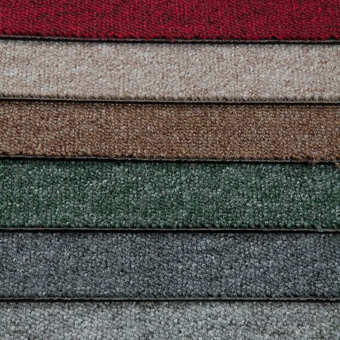 Bricoflor Teppichfliese - Breite: 50 cm, Schlinge, Polypropylen, grau - Muster gestapelter Teppiche in Rot, Beige, Braun, Grün und Grautönen.