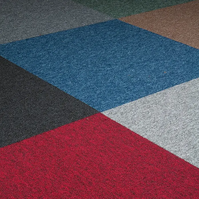 Bricoflor Teppichfliese - Breite: 50 cm, Schlinge, Polypropylen, grau - Texturierter Patchwork-Teppich in geometrischem Muster mit blauen, roten, grauen, schwarzen, grünen und braunen Abschnitten.
