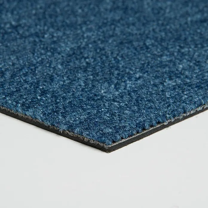 Bricoflor Teppichfliese - Breite: 50 cm, Schlinge, Polypropylen, blau - Nahaufnahme einer blauen, strukturierten Matte mit dunkler Rückseite, zeigt die Materialstärke.