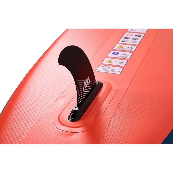 Aqua Marina SUP-Board-Set Atlas - L x B x H: 366 x 86 x 15 cm, Tragkraft: 180 kg, Orange - Schwarze Paddleboard-Finne an einem orangefarbenen, aufblasbaren Paddleboard mit strukturierter Oberfläche montiert.
