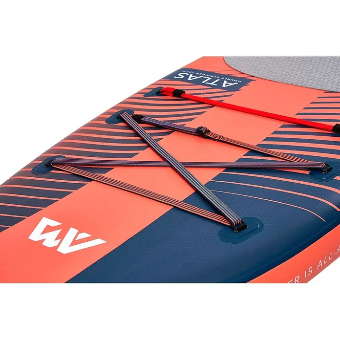 Aqua Marina SUP-Board-Set Atlas - L x B x H: 366 x 86 x 15 cm, Tragkraft: 180 kg, Orange - Nahaufnahme der Vorderseite eines orange-dunkelblauen aufblasbaren Paddleboards mit gestreiften Bungee-Seilen zur Gepäckaufbewahrung.