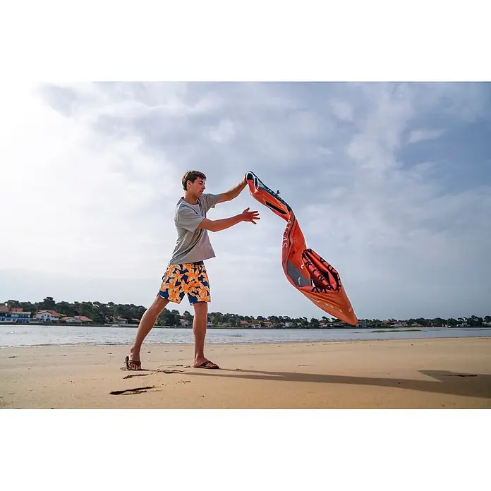 Aqua Marina SUP-Board-Set Atlas - L x B x H: 366 x 86 x 15 cm, Tragkraft: 180 kg, Orange - Oranges Wing-Foil, von einer Person an einem Sandstrand gehalten.