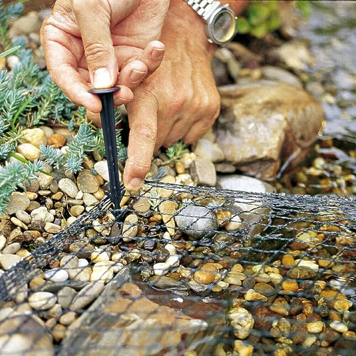 Oase Teichnetz AquaNet 1 - 300 x 400 cm, Anzahl Erdspieße: 8 Stk. - Befestigung eines Teichnetzes mit einem Hering, um Laub und andere Verunreinigungen fernzuhalten. Effektiver Schutz für Ihren Teich.