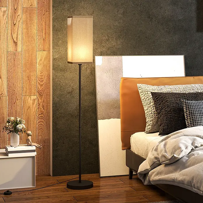 Homcom Stehleuchte - 40 W, Höhe: 161,5 cm, Schwarz, Weiß, E27 - Eine Stehleuchte mit rechteckigem Stoffschirm und dunklem Stab beleuchtet ein modernes Schlafzimmer neben einem Bett.