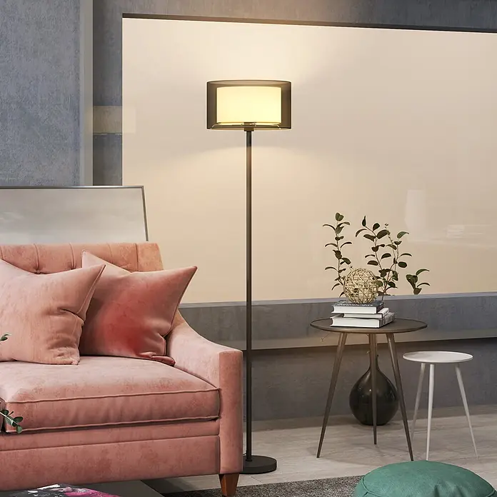 Homcom Stehleuchte - 40 W, Höhe: 152,5 cm, Schwarz, Schwarz, Weiß, E27 - Eine moderne Stehlampe mit dunklem Metallständer und rechteckigem Schirm, die warmes Licht in ein Wohnzimmer neben einem rosa Sofa wirft.