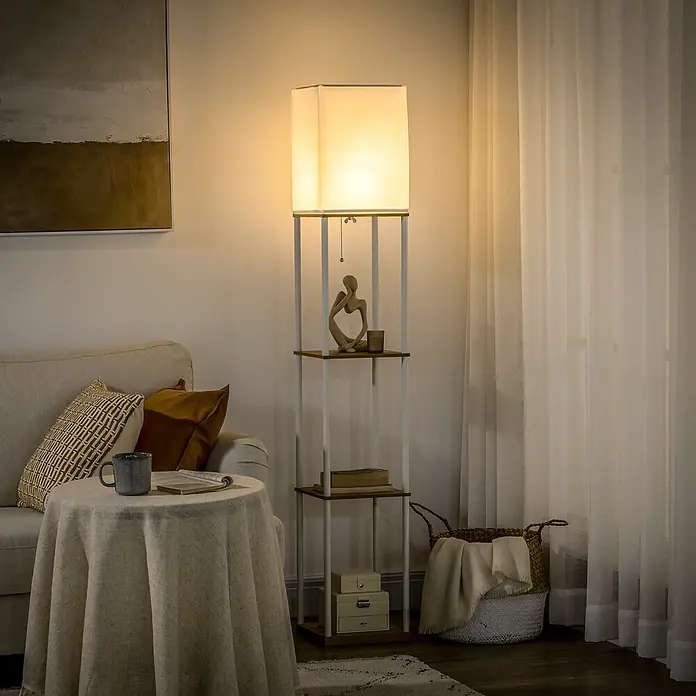 Homcom Stehleuchte - 40 W, Höhe: 159 cm, Weiß, Weiß, E27 - Weiße rechteckige Stehlampe mit Holzablagen beleuchtet ein gemütliches Wohnzimmer neben einem Sofa.
