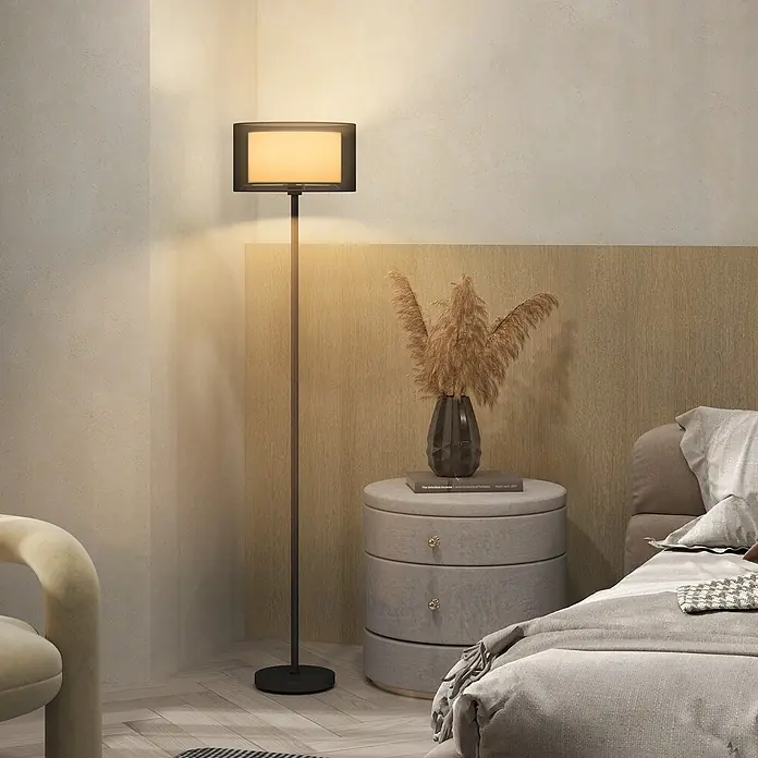 Homcom Stehleuchte - 40 W, Höhe: 152,5 cm, Schwarz, Schwarz, Weiß, E27 - Eine moderne Stehleuchte mit schwarzem Gestell und rechteckigem, beleuchtetem Schirm steht neben einem Bett in einem warmen Schlafzimmer.