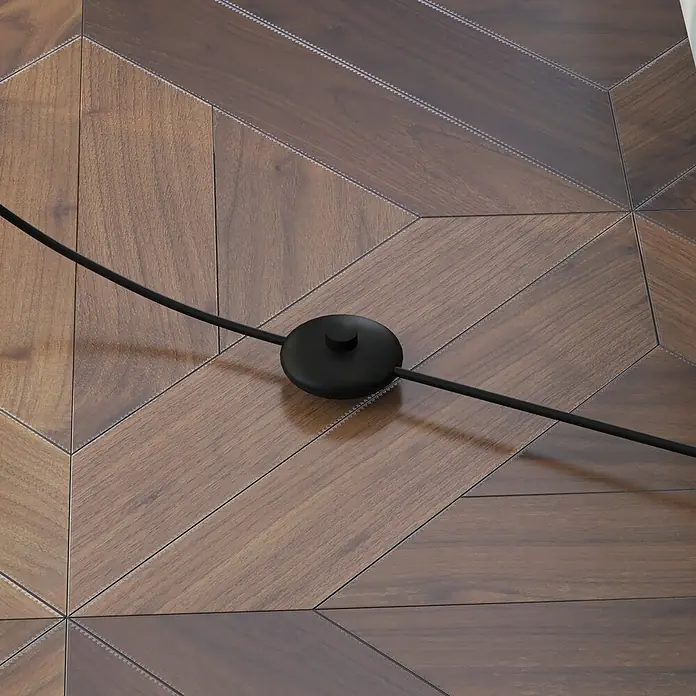 Homcom Stehleuchte - 40 W, Höhe: 160 cm, Weiß, Weiß, E27 - Schwarzer Fußschalter auf einem gemusterten Holzfußboden.