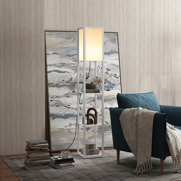 Homcom Stehleuchte - 40 W, Höhe: 160 cm, Weiß, Weiß, E27 - Weiße Stehlampe mit integrierten Regalen, die Umgebungslicht und Stauraum bietet, neben einem blauen Sessel im Wohnzimmer platziert.