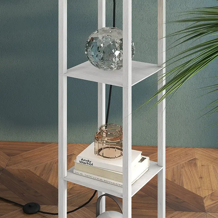 Homcom Stehleuchte - 40 W, Höhe: 160 cm, Weiß, Weiß, E27 - Weiße Stehleuchte mit integrierten Regalen, die Deko und Bücher in einem modernen Interieur mit Fischgrätparkett präsentiert.