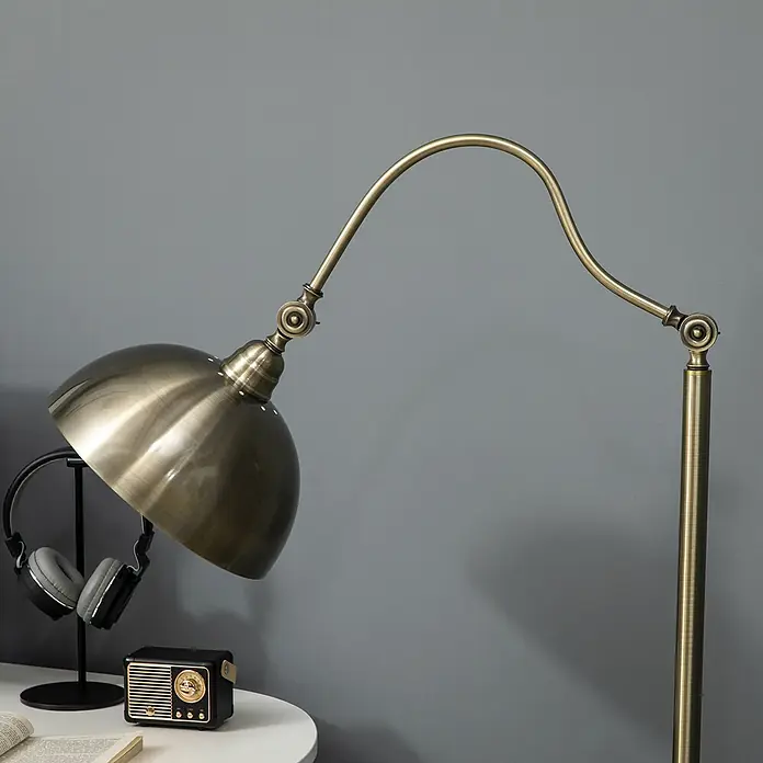 Homcom Stehleuchte - 40 W, Höhe: 152 cm, Bronze, Bronze - Verstellbare messingfarbene Stehleuchte mit gebogenem Arm und Kuppelschirm, über einem Beistelltisch mit Kopfhörern und Radio.