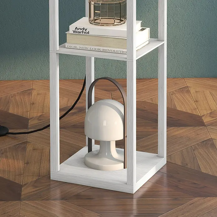 Homcom Stehleuchte - 40 W, Höhe: 160 cm, Weiß, Weiß, E27 - Weißes Holzregal mit weißer Pilzlampe auf der unteren und Büchern auf der oberen Ablage.