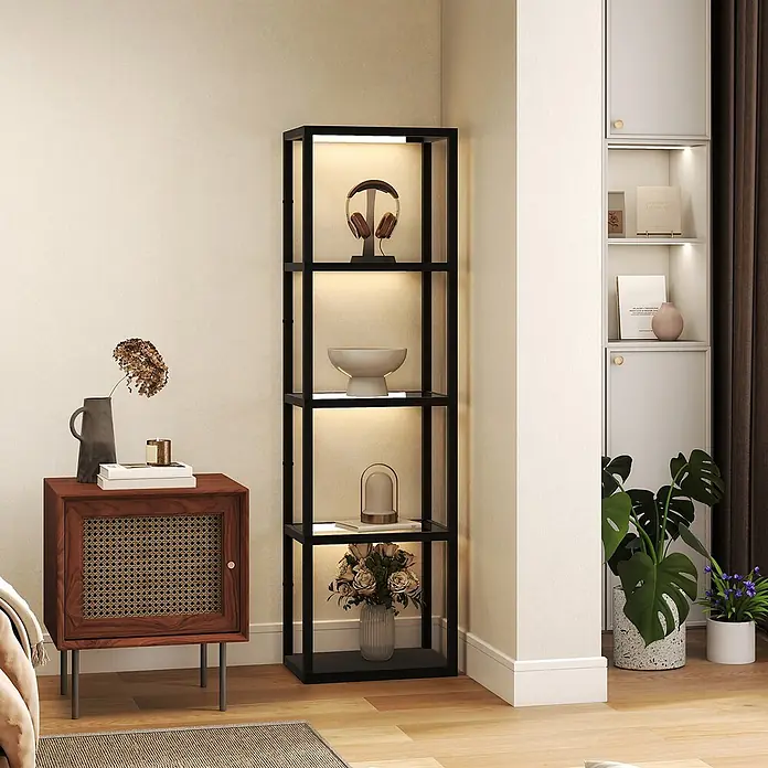 Homcom Stehleuchte - 35 W, Höhe: 157 cm, Schwarz, Schwarz - Ein hohes, schwarzes Metall-Displayregal mit beleuchteten Glasböden und Dekoartikeln in einem gemütlichen Raum.