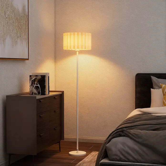 Homcom Stehleuchte - 40 W, Weiß, Weiß, E27 - Weiße Stehleuchte mit plissiertem Schirm spendet warmes Licht in einem Schlafzimmer neben Kommode und Bett.