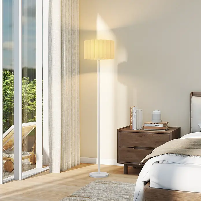 Homcom Stehleuchte - 40 W, Weiß, Weiß, E27 - Eine weiße Stehleuchte mit plissiertem Schirm steht in einem Schlafzimmer und spendet warmes Licht.