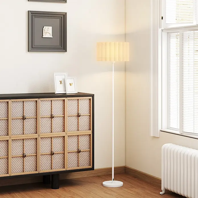 Homcom Stehleuchte - 40 W, Weiß, Weiß, E27 - Eine weiße Stehlampe mit plissiertem rechteckigem Schirm beleuchtet eine Raumecke.