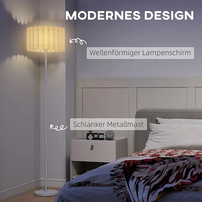 Homcom Stehleuchte - 40 W, Weiß, Weiß, E27 - Weiße Stehlampe mit gewelltem Lampenschirm und schlankem Metallmast, steht im Schlafzimmer neben einem Bett.