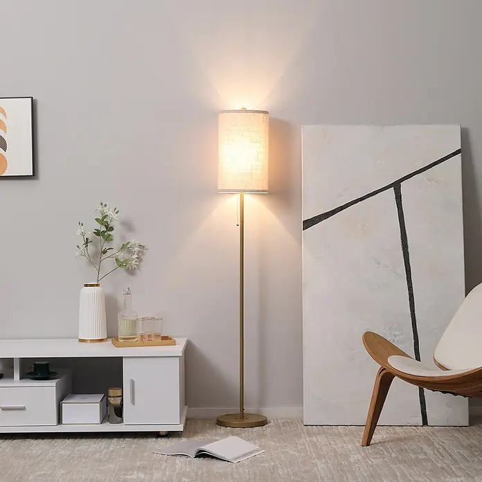 Homcom Stehleuchte - 40 W, Höhe: 157 cm, Gold, Cremeweiß, E27 - Stehleuchte mit strukturiertem Stoffschirm und schlankem goldfarbenem Metallsockel, beleuchtet einen modernen Wohnraum.