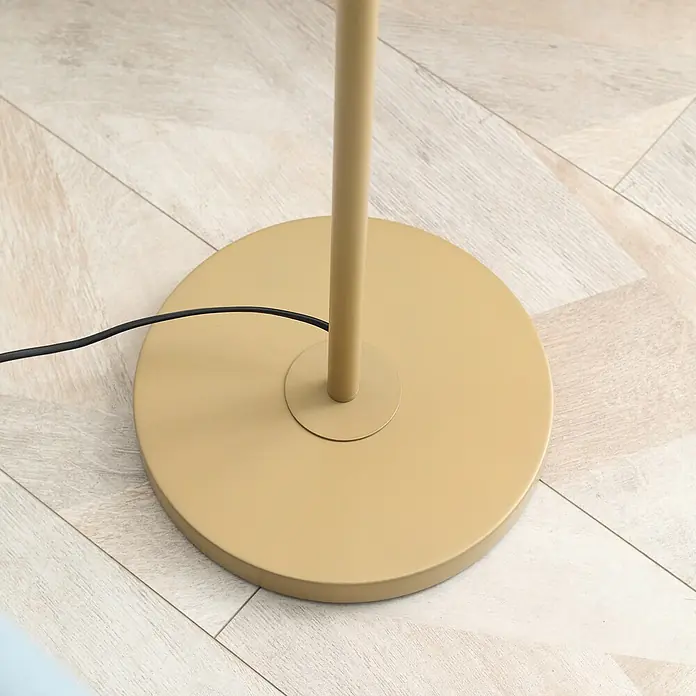 Homcom Stehleuchte - 40 W, Höhe: 157 cm, Gold, Cremeweiß, E27 - Matte goldene, runde Stehlampenbasis und Stange mit schwarzem Kabel auf hellem Holzboden.