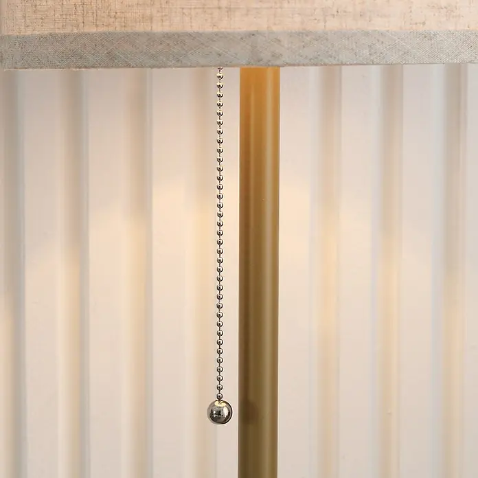 Homcom Stehleuchte - 40 W, Höhe: 157 cm, Gold, Cremeweiß, E27 - Nahaufnahme einer Lampe mit natürlichem Leinenschirm, silberner Zugschnur und goldenem Gestell.