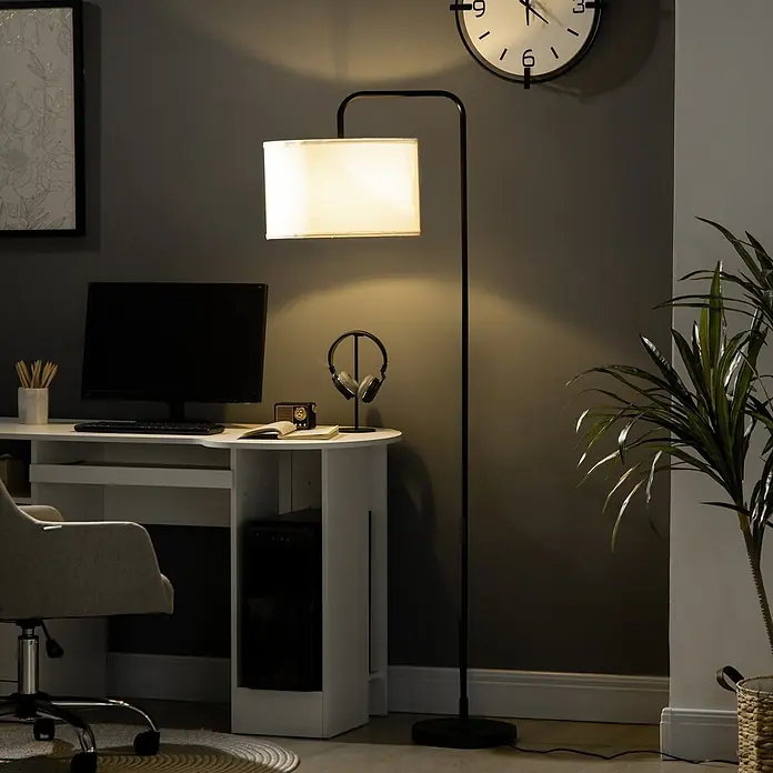 Homcom Stehleuchte - 40 W, Höhe: 163,5 cm, Schwarz, Weiß, E27 - Schwarze Stehlampe aus Metall mit weißem, rechteckigem Schirm, beleuchtet einen Schreibtisch im Home-Office.
