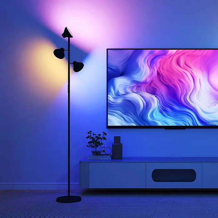 Homcom Stehleuchte - 36 W, Schwarz, Schwarz, E27 - Schwarze Stehlampe mit mehreren Köpfen beleuchtet ein modernes Wohnzimmer mit farbigem Licht.