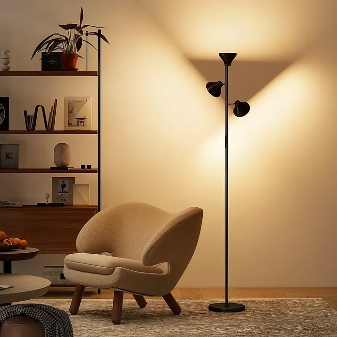 Homcom Stehleuchte - 36 W, Schwarz, Schwarz, E27 - Schwarze Stehleuchte mit drei verstellbaren Köpfen, die warmes Licht auf eine Wohnzimmerwand wirft und eine gemütliche Atmosphäre schafft.