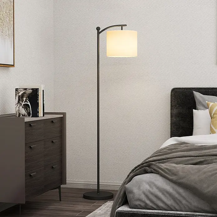 Homcom Stehleuchte - 9 W, Höhe: 159,6 cm, Schwarz, Cremeweiß, E27 - Dunkelbronzene Bogenstehlampe mit beleuchtetem beigem Trommelschirm, hoch neben einem Bett stehend.