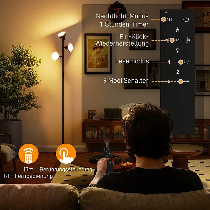 Homcom Stehleuchte - 36 W, Schwarz, Schwarz, E27 - Eine Person steuert eine moderne schwarze Stehlampe mit drei warmen Lichtern per RF-Fernbedienung, mit Funktionen wie Timer, Lese- und Nachtlichtmodi.