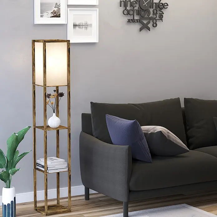 Homcom Stehleuchte - 40 W, Rustikal Braun, Weiß, E27 - Stehlampe in rustikaler Holzoptik mit weißem Stoffschirm und zwei Ablagen, spendet Licht und bietet Stauraum neben einem dunklen Sofa.