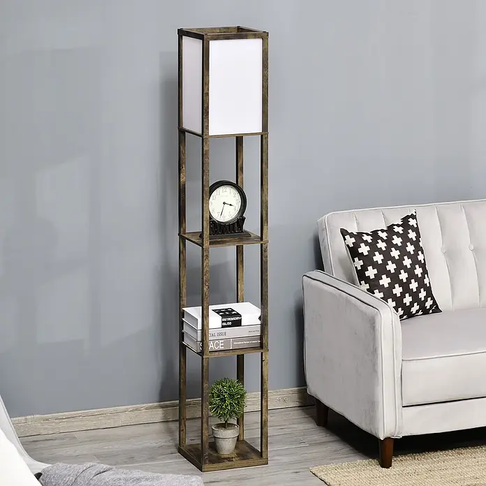 Homcom Stehleuchte - 40 W, Rustikal Braun, Weiß, E27 - Hohe Holz-Stehlampe mit weißem Stoffschirm und drei Ablagen, dekoriert mit Dekoartikeln neben einem grauen Sofa.