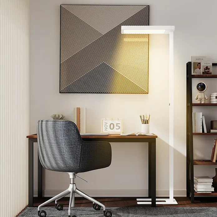 Homcom Stehleuchte - 40 W, Höhe: 196 cm, Weiß, Weiß - Moderne weiße Stehlampe beleuchtet einen Schreibtischbereich im Home Office, neben einem Bücherregal platziert.
