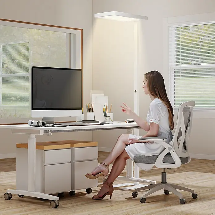 Homcom Stehleuchte - 40 W, Höhe: 196 cm, Weiß, Weiß - Frau an einem modernen weißen höhenverstellbaren Schreibtisch mit integriertem Stauraum und ergonomischem weiß-grauem Bürostuhl.