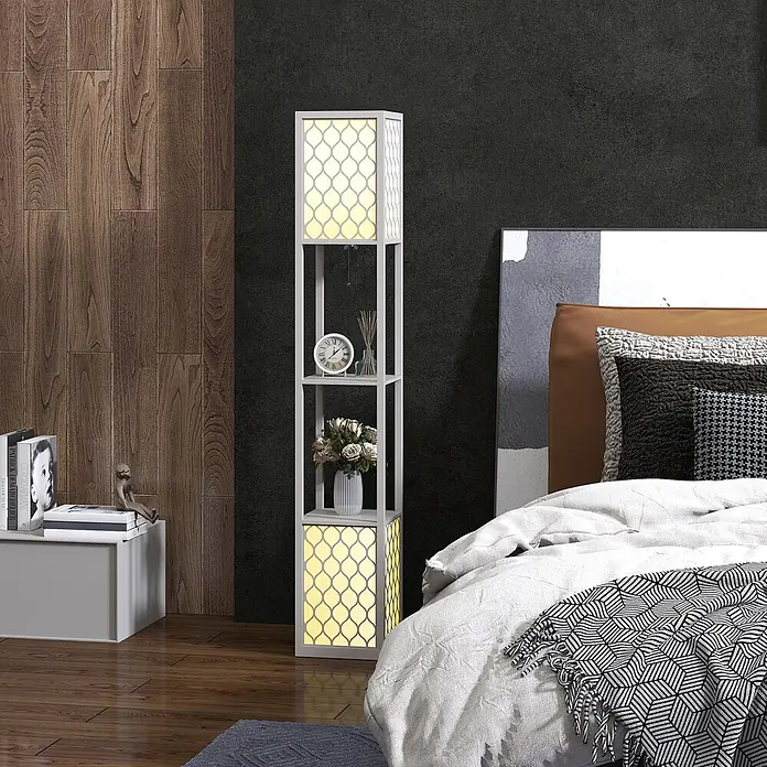 Homcom Stehleuchte - 40 W, Höhe: 156 cm, Hellgrau, Weiß, E27 - Weißes Standregal mit dekorativen gemusterten Leuchtpaneelen und integrierten Ablagen, das ein modernes Schlafzimmer beleuchtet.