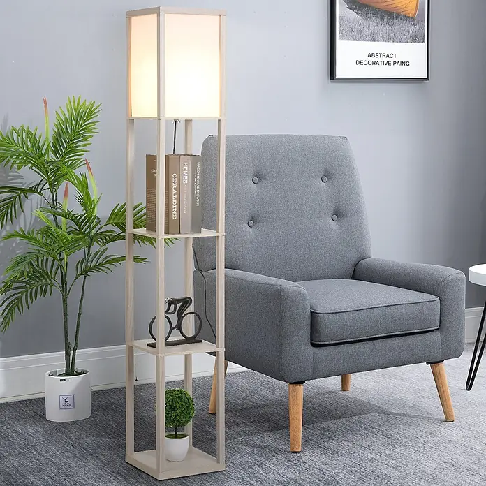 Homcom Stehleuchte - 40 W, Höhe: 160 cm, Natur, Weiß, E27 - Heller Holz-Stehlampe mit weißem Stoffschirm und Ablagefächern, neben einem grauen Sessel.