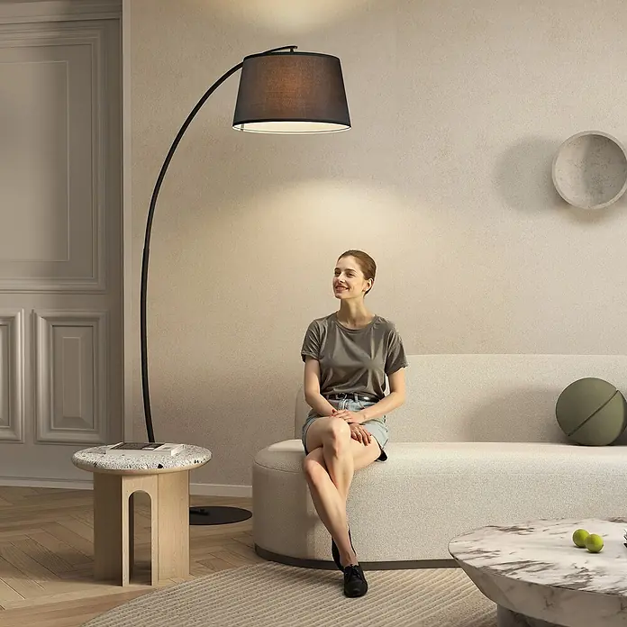 Homcom Stehleuchte - 40 W, Höhe: 190 cm, Schwarz, Schwarz, E27 - Hohe schwarze Bogenstehleuchte mit dunklem Stoffschirm, die einen warmen Schein über ein modernes Wohnzimmer wirft.