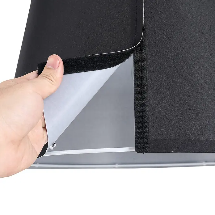 Homcom Stehleuchte - 40 W, Höhe: 190 cm, Schwarz, Schwarz, E27 - Eine Hand schließt oder öffnet einen schwarzen Stoff-Lichtformer mit weißem Futter mittels Klettverschluss.
